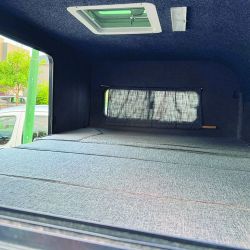El modelo de Itatí calza perfecto sobre la caja y sus laterales no exceden la reglamentación vigente. Para acceder hay que abrir la tapa de la caja y, a continuación, la puerta de acceso.