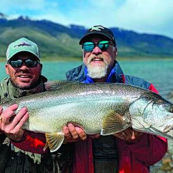 Para llegar al pesquero conocido como Punta del Lago, desde El Calafate son unos 65 km y 1 hora de viaje en camioneta, aproximadamente.