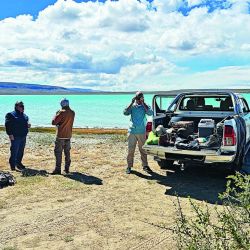 Para llegar al pesquero conocido como Punta del Lago, desde El Calafate son unos 65 km y 1 hora de viaje en camioneta, aproximadamente.