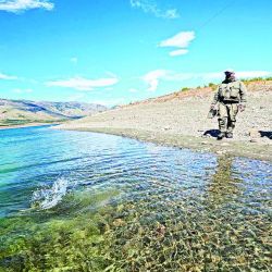 Para llegar al pesquero conocido como Punta del Lago, desde El Calafate son unos 65 km y 1 hora de viaje en camioneta, aproximadamente.