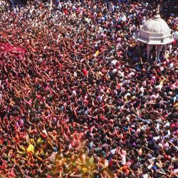 Los participantes, untados con polvo de color, celebran Holi, el festival hindú de los colores de la primavera, en un templo de Ahmedabad, India. | Foto:ASM PANTHAKY / AFP