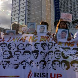 Manifestantes protestan exigiendo justicia para las víctimas de la guerra contra las drogas, tras el arresto del expresidente filipino Rodrigo Duterte, en Ciudad Quezón. | Foto:Earvin Perias / AFP