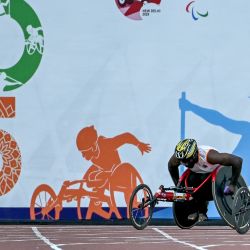 Manojkumar Sabapathi (izq.) y Manikandan Jothi de India compiten en la final masculina de 400 m T54 durante el Gran Premio Mundial de Para Atletismo 2025 en el Estadio Jawaharlal Nehru en Nueva Delhi. | Foto:ARUN SANKAR / AFP