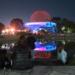 Observadores del cielo esperan el eclipse de luna llena en el Planetario Galileo Galilei de Buenos Aires. | Foto:JUAN MABROMATA / AFP