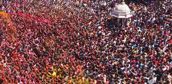 Los participantes, untados con polvo de color, celebran Holi, el festival hindú de los colores de la primavera, en un templo de Ahmedabad, India.