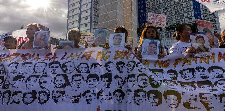 Manifestantes protestan exigiendo justicia para las víctimas de la guerra contra las drogas, tras el arresto del expresidente filipino Rodrigo Duterte, en Ciudad Quezón.