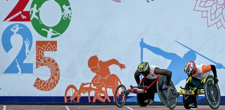 Manojkumar Sabapathi (izq.) y Manikandan Jothi de India compiten en la final masculina de 400 m T54 durante el Gran Premio Mundial de Para Atletismo 2025 en el Estadio Jawaharlal Nehru en Nueva Delhi.