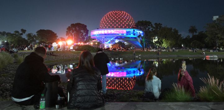 Observadores del cielo esperan el eclipse de luna llena en el Planetario Galileo Galilei de Buenos Aires.