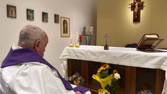 El Vaticano publicó una foto del Papa Francisco en el hospital: "Estoy atravesando un momento de prueba"