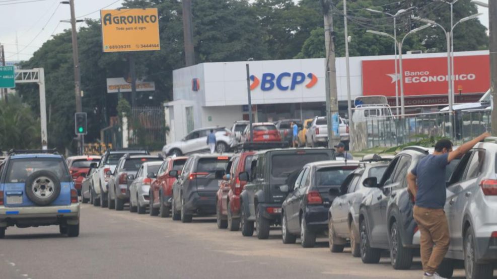 Filas interminables en las estaciones de servicio de Bolivia, ante la falta de combustible.