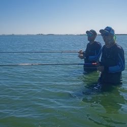 El pejerrey come firme, no juega con la carnada lo que permite irse con una buena cuota de ejemplares de buena talla y da la chance de compartir la salida con los que recién se inician, sumando que se trata de un ámbito chico con muchos reparos por todos lados si se levanta viento.