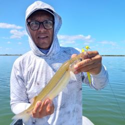 El pejerrey come firme, no juega con la carnada lo que permite irse con una buena cuota de ejemplares de buena talla y da la chance de compartir la salida con los que recién se inician, sumando que se trata de un ámbito chico con muchos reparos por todos lados si se levanta viento.