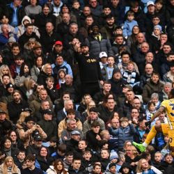 El defensa ecuatoriano del Brighton, Pervis Estupiñán, celebra tras anotar el primer gol de su equipo durante el partido de la Premier League inglesa entre el Manchester City y el Brighton and Hove Albion en el Etihad Stadium de Manchester, noroeste de Inglaterra. | Foto:OLI SCARFF / AFP