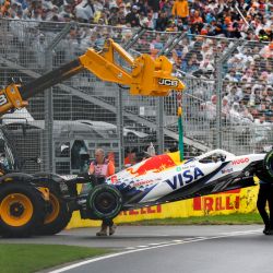 El monoplaza del piloto francés de la escudería Racing Bulls, Isack Hadjar, es remolcado fuera de la pista durante el Gran Premio de Australia de Fórmula Uno, en Albert Park, en Melbourne, Australia. | Foto:Xinhua/Ma Ping