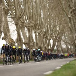 El pelotón de ciclistas pedalea durante la sexta etapa de la París-Niza, de 209,8 km entre Saint-Julien-en-Saint-Alban y Berre l’Étang. | Foto:ANNE-CHRISTINE POUJOULAT / AFP