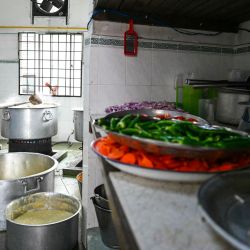 Esta fotografía muestra a un musulmán indio mezclando ingredientes para el popular plato "Bubur Lambuk" en la mezquita Masjid India durante el Ramadán, el mes sagrado musulmán de ayuno, en Kuala Lumpur. | Foto:Mohd Rasfan / AFP