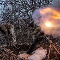 Esta fotografía, tomada y difundida por el servicio de prensa de la 24.ª Brigada Mecanizada de las Fuerzas Armadas de Ucrania, muestra a militares ucranianos de la 24.ª Brigada Mecanizada disparando un mortero de 120 mm contra posiciones rusas en un lugar no revelado cerca de Chasiv Yar, región de Donetsk, durante la invasión rusa de Ucrania. | Foto:OLEG PETRASIUK / 24.ª Brigada Mecanizada de las Fuerzas Armadas de Ucrania / AFP