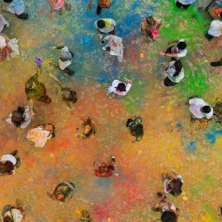 Vista aérea tomada con un dron de personas lanzando polvo de colores durante el Festival Holi en Gambir Expo, en Yakarta, Indonesia. Holi, un carnaval de colores, es un festival hindú que celebra la primavera, el amor y la vida nueva. | Foto:Xinhua/Veri Sanovri
