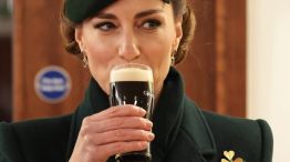 Kate Middleton con un look total green y cerveza en mano celebró San Patricio