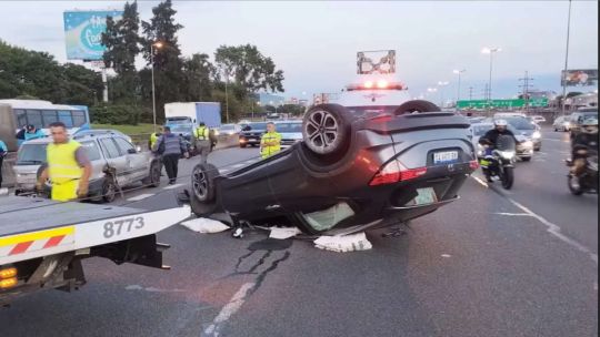 La autopista Panamericana, con demoras por un choque y vuelco de un auto