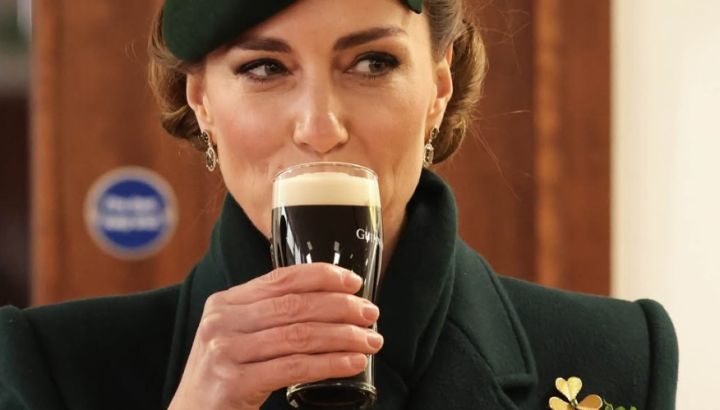 Kate Middleton con un look total green y cerveza en mano, celebró San Patricio