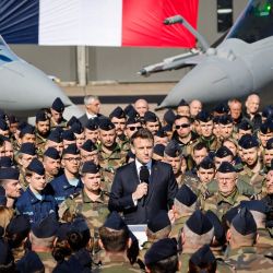 El presidente de Francia, Emmanuel Macron, pronuncia un discurso frente a un caza Dassault Mirage 2000 (izq.) y un Dassault Rafale (der.) durante su visita a la base aérea Luxeuil-Saint-Sauveur de la Fuerza Aérea y Espacial Francesa en Saint-Sauveur, noreste de Francia. | Foto:Ludovic Marin / POOL / AFP