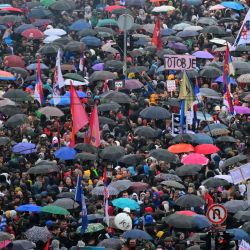 Entre 275.000 y 325.000 manifestantes, según una organización que monitorea el tamaño de las multitudes, se congregaron en Belgrado, la capital de Serbia, en lo que probablemente fue la mayor de una serie de manifestaciones anticorrupción que han sacudido al país balcánico en los últimos meses. | Foto:ANDREJ ISAKOVIC / AFP