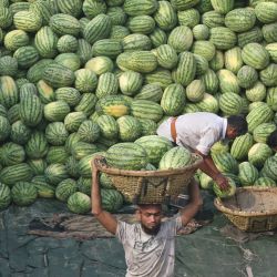 Imagen de trabajadores descargando sandías de los barcos en la terminal de Sadarghat, en Dhaka, Bangladesh. | Foto:Xinhua/Habibur Rahman