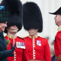 La princesa Catalina de Gales reacciona tras recibir una ramita tradicional de trébol durante el desfile del Día de San Patricio en el Cuartel Wellington, en el centro de Londres. | Foto:Adrian Dennis / AFP