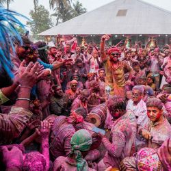 Participantes untados con polvos de colores participan en las celebraciones para conmemorar Holi, el festival hindú de primavera de colores en Barpeta, en el estado indio de Assam. | Foto:BIJU BORO / AFP