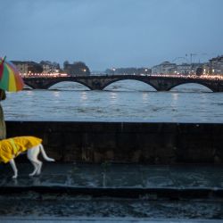 Una vista general muestra el nivel alto del río Arno en Florencia. Las fuertes lluvias desbordaron los ríos e inundaron las calles en una zona cercana a Florencia, por lo que las autoridades emitieron una alerta meteorológica roja para la histórica ciudad italiana y sus alrededores, instando a los residentes a permanecer en sus hogares. | Foto:FEDERICO SCOPPA / AFP