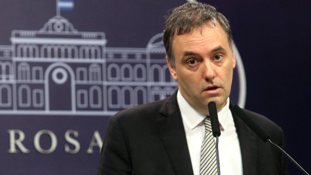 Manuel Adorni recibió la primera denuncia por su doble rol: de qué  candidato vino | Perfil