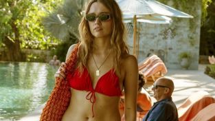 Aimee Lou Wood interpreta a Chelsea en The White Lotus