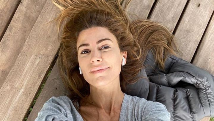 Saco blanco y jean, el increíble look elegante sport de Juliana Awada