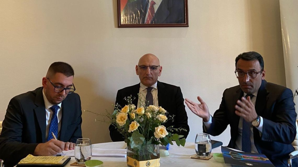 Presidential official Elchin Amirbayov, center, discusses trade with Argentina and peace with Armenia at a press briefing at the Azerbaijan embassy in Buenos Aires last Thursday.