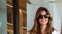 Juliana Awada: el look denim chic para la inauguración de la planta familiar de 10 millones de dólares