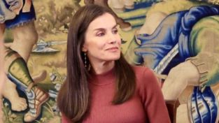 Letizia Ortiz: su look sin esfuerzo que estiliza la figura y es ideal para otoño