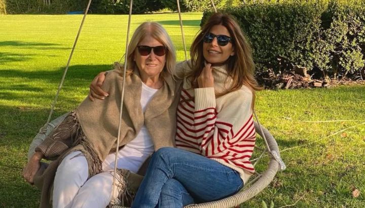 A sus 88 años, Pomi Awada posó espléndida junto a su hija Juliana Awada con looks combinados