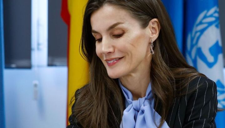 Sofisticada y romántica, el detalle con el que la reina Letizia elevó su look sastrero