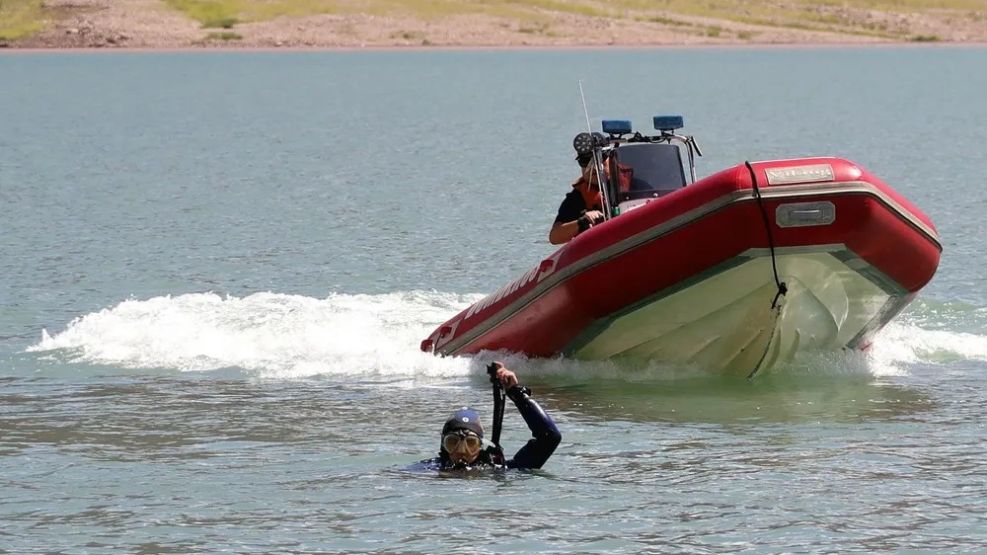 Búsqueda de un joven desaparecido en el dique Potrerillos.