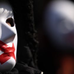 Activistas posan para una fotografía en College Green, junto al Parlamento, en el centro de Londres, durante una protesta que conmemora el primer aniversario de la implementación del Artículo 23 de la Ordenanza de Seguridad Nacional de Hong Kong. | Foto:Adrian Dennis / AFP