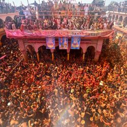 Devotos y juerguistas participan en las celebraciones de 'Huranga', un día después de Holi, el festival hindú de los colores de la primavera, en el templo Dauji en la aldea de Baldeo, en el estado de Uttar Pradesh, India. | Foto:ARUN SANKAR / AFP