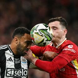 El delantero inglés del Newcastle United, Callum Wilson, lucha por la pelota con el defensor escocés del Liverpool, Andrew Robertson, durante la final de la Copa de la Liga inglesa entre el Liverpool y el Newcastle United en el estadio de Wembley, al noroeste de Londres. | Foto:Glyn Kirk / AFP