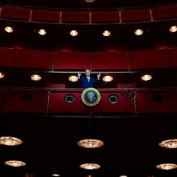 El presidente de Estados Unidos, Donald Trump, se encuentra en el palco presidencial durante su visita al Centro John F. Kennedy para las Artes Escénicas en Washington, D.C. | Foto:JIM WATSON / AFP