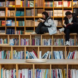 Imagen de turistas leyendo libros en una librería, en el poblado de Shaxi, en el distrito de Jianchuan, en la provincia de Yunnan, en el suroeste de China. | Foto:Xinhua/Chen Xinbo