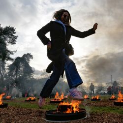 Imagen de una mujer saltando sobre una hoguera durante un festival del fuego, en el parque Ambleside, en West Vancouver, Columbia Británica, Canadá. | Foto:Xinhua/Liang Sen