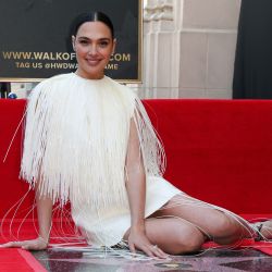 La actriz israelí Gal Gadot asiste a la ceremonia de entrega de su estrella en el Paseo de la Fama de Hollywood frente a El Capitán en Los Ángeles, California. | Foto:VALERIE MACON / AFP