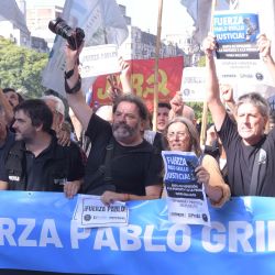 La marcha a favor de los jubilados: consignas por Pablo Grillo y críticas al acuerdo con el FMI. Con carteles improvisados, a los reclamos por la situación de los jubilados se sumó este miércoles el cuestionamiento al acuerdo con el FMI. Sin embargo, por lejos, lo que más se registró la consternación por el estado del fotógrafo herido de gravedad la semana pasada. | Foto:Juan Obregon