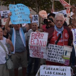 La marcha a favor de los jubilados: consignas por Pablo Grillo y críticas al acuerdo con el FMI. Con carteles improvisados, a los reclamos por la situación de los jubilados se sumó este miércoles el cuestionamiento al acuerdo con el FMI. Sin embargo, por lejos, lo que más se registró la consternación por el estado del fotógrafo herido de gravedad la semana pasada. | Foto:Juan Obregon