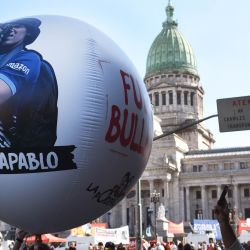 La marcha a favor de los jubilados: consignas por Pablo Grillo y críticas al acuerdo con el FMI. Con carteles improvisados, a los reclamos por la situación de los jubilados se sumó este miércoles el cuestionamiento al acuerdo con el FMI. Sin embargo, por lejos, lo que más se registró la consternación por el estado del fotógrafo herido de gravedad la semana pasada. | Foto:Pablo Cuarterolo